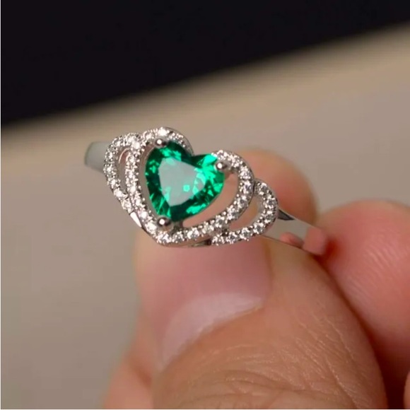 Elegant Sliver Emerald Heart Ring! - Picture 4 of 7